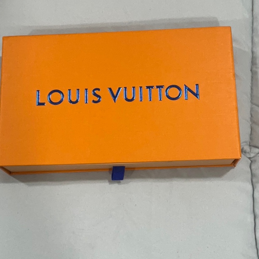 Louis Vuitton Silk Monogram Confidential Bandeau
Black Scarf - Picture 9 of 11